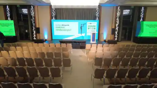 Több kijelzős konferencia és partnertalálkozó