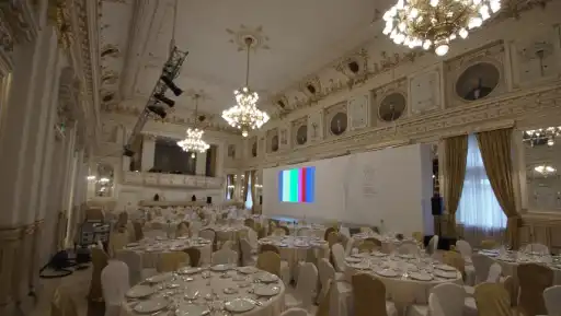 Hibrid díszlet a Corinthiában - nyomtatott falba épített LED kivetítő